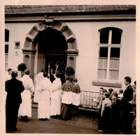 1957: Weißer Sonntag in Maria Grünewald. Als Kommunionkind 1. v.l.